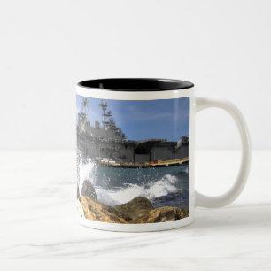 Tasse 2 Couleurs Le navire d'assaut amphibie USS Kearsarge