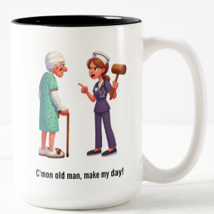 Tasse 2 Couleurs Le Patient Âgé Atteint L'Infirmière Porteur De Cha