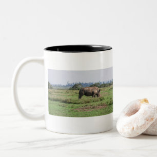 Tasse 2 Couleurs Le pâturage de Rhino-Blanc sur les terres d'herbe