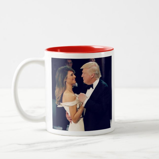 Tasse 2 Couleurs Le président Trump et Melania Dancing (Gauche)