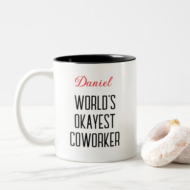 Tasse 2 Couleurs Le texte personnalisé de Coworker le plus Okayest  (Avec donut)