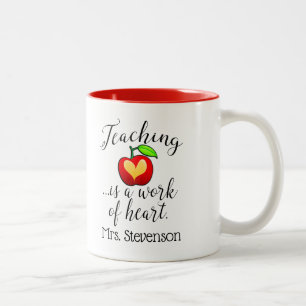 Tasse 2 Couleurs L'enseignement fait sur commande de nom est un