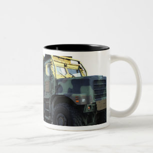 Tasse 2 Couleurs Les camions blindés se reposent sur le pilier à 