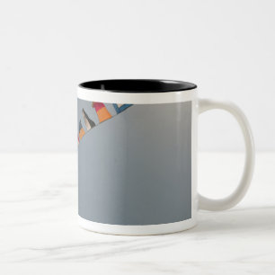 Tasse 2 Couleurs Les drapeaux volent au-dessus de la plate-forme