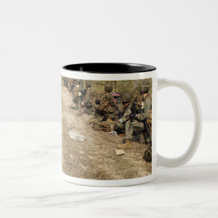 Tasse 2 Couleurs Les marines des USA fournissent la sécurité comm