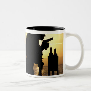 Tasse 2 Couleurs Les marines mettent le feu à des pistolets de 9mm