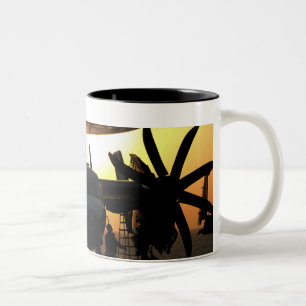 Tasse 2 Couleurs Les marins travaillent sur un avion Hawkeye E-2C