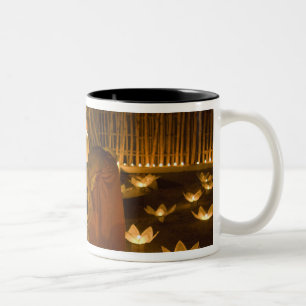 Tasse 2 Couleurs Les moines allument des bougies et des lanternes d