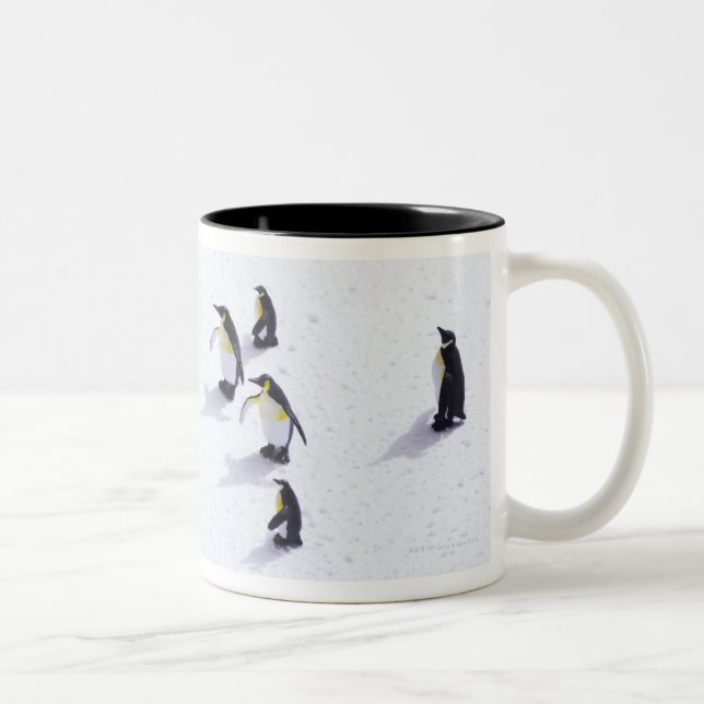 Tasse 2 Couleurs Les pingouins jouant au football (Droit)