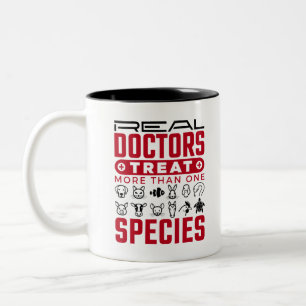 Tasse 2 Couleurs Les vrais médecins vétérinaires traitent plus d'un
