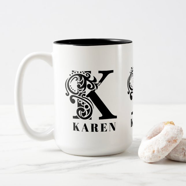 Tasse 2 Couleurs Lettre Monogramme noire K Nom personnalisé (Avec donut)