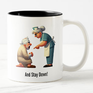 Tasse 2 Couleurs L'infirmière tue un patient aîné qui n'est pas né