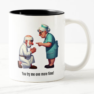Tasse 2 Couleurs L'infirmière tue un patient aîné qui n'est pas né