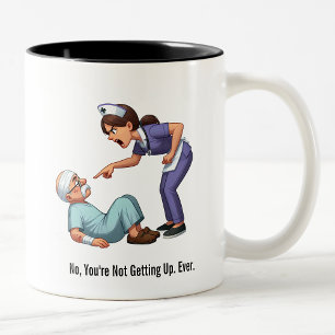 Tasse 2 Couleurs L'infirmière tue un patient aîné qui n'est pas né