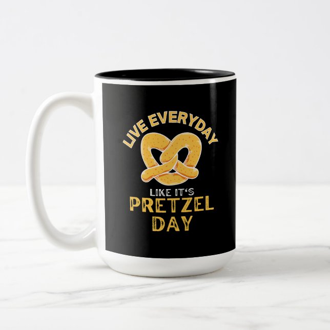 Tasse 2 Couleurs Live Everyday Like It's Pretzel Day (Gauche)