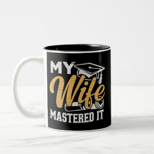 Tasse 2 Couleurs Ma femme l'a maîtrisé Porte-nom de diplômé