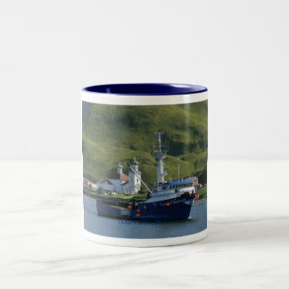 Tasse 2 Couleurs Marin nordique, bateau de crabe dans le port