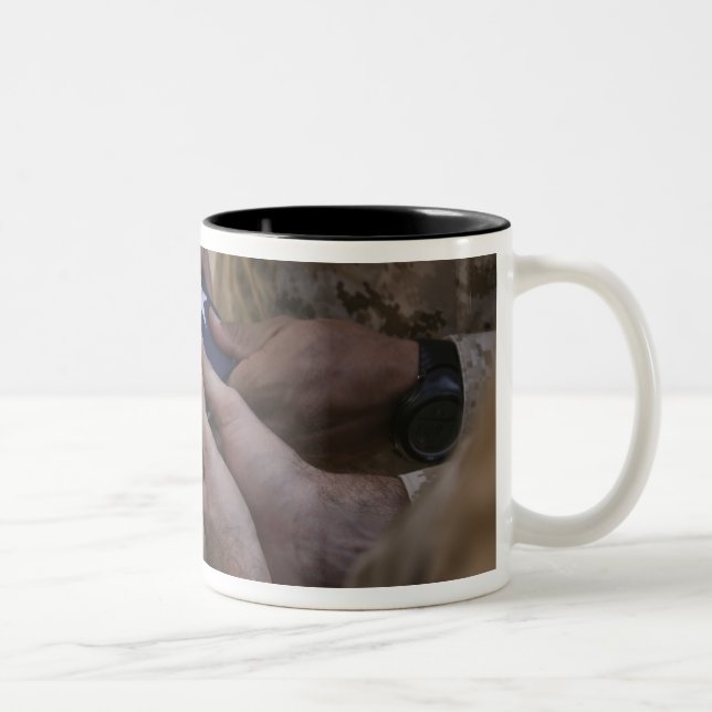 Tasse 2 Couleurs Marines plient un drapeau américain (Droit)