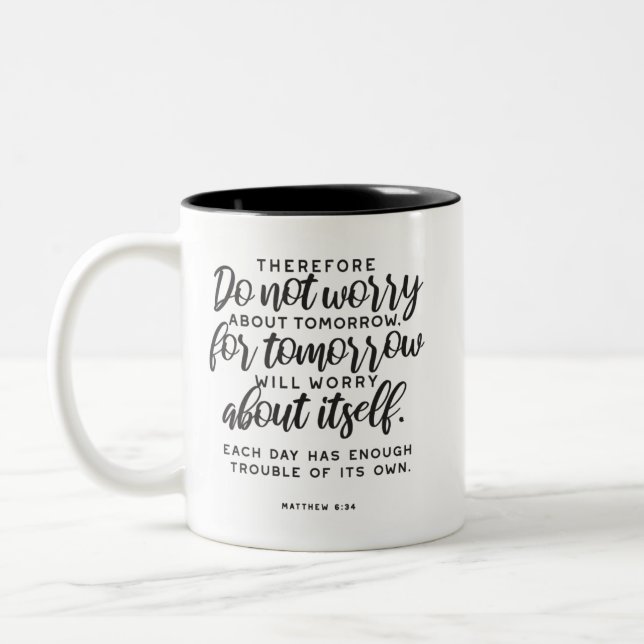 Tasse 2 Couleurs Matthieu 6:34 Verse de la Bible (Gauche)