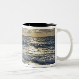 Tasse 2 Couleurs Mer des Caraïbes, îles Caïmanes.  Foules écras