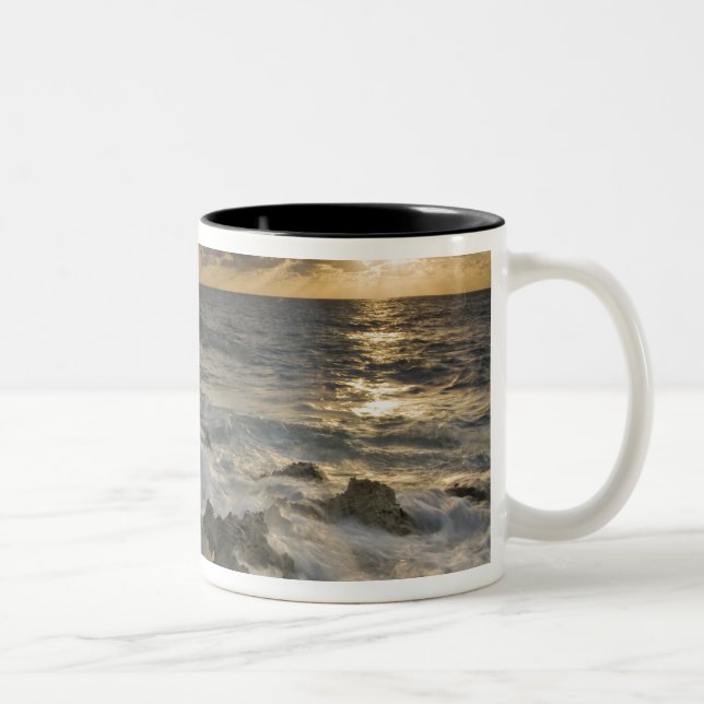 Tasse 2 Couleurs Mer des Caraïbes, îles Caïmanes.  Ondes écrasantes (Droit)