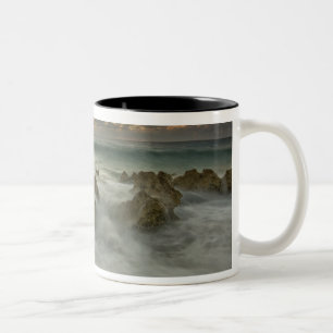 Tasse 2 Couleurs Mer des Caraïbes, Îles Caïmans. Vagues déferlante