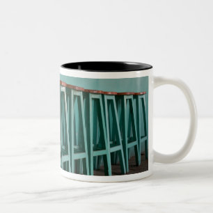 Tasse 2 Couleurs Mexique, Oaxaca, Tabourets de bar verts alignés le