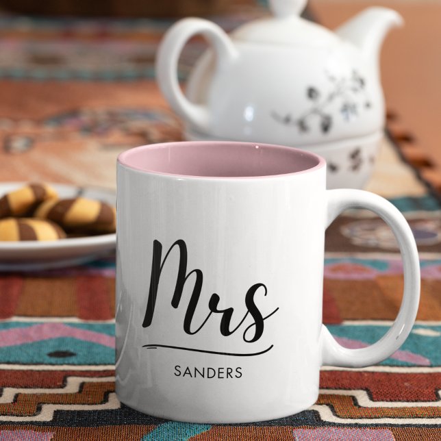 Tasse 2 Couleurs Mrs Black Modern Script Custom Wedding (Créateur téléchargé)