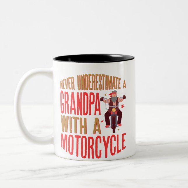 Tasse 2 Couleurs Ne jamais sous-estimer un grand-père avec une moto (Gauche)