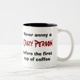 Tasse 2 Couleurs n'ennuyez jamais une personne folle avant café