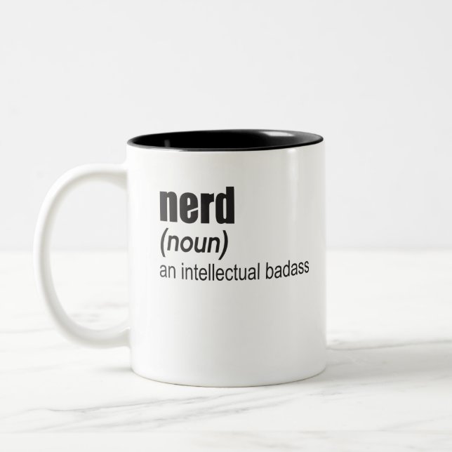 Tasse 2 Couleurs Nerd (Noun) Un Badass Intellectuel (Gauche)