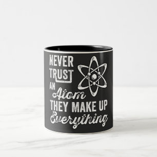 Tasse 2 Couleurs Never Trust An Atom, They Make Up Everything