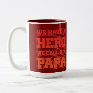 Tasse 2 Couleurs Nous avons un héros que nous appelons Papa Typogra