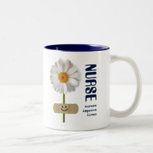 Tasse 2 Couleurs Nurses improve lives. Smiling Daisy Custom Name 