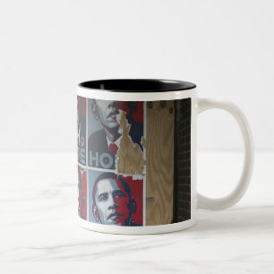Tasse 2 Couleurs Obama signe sur une fenêtre condamnée d'un