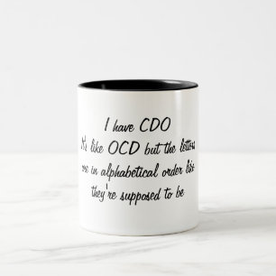 Tasse 2 Couleurs OCD dans l'ordre alphabétique