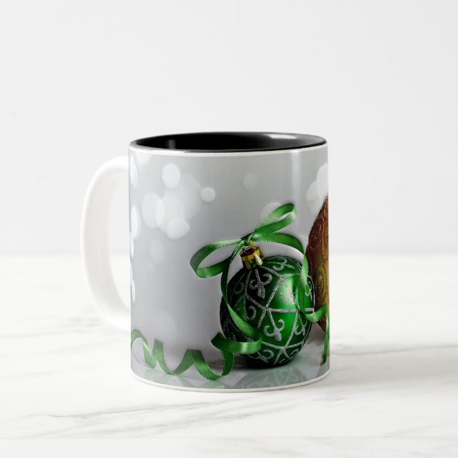 Tasse 2 Couleurs Ornements de Noël vert et or (Devant gauche)