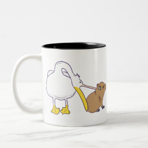 Tasse 2 Couleurs Pelican Tries to Eat Capybara Funny Cute Kawaii