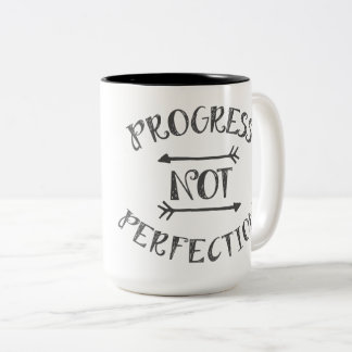 Tasse 2 Couleurs Perfection de progrès pas gris-foncé sur le blanc