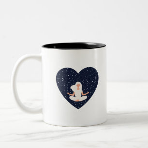 Tasse 2 Couleurs Petite fille faisant du yoga et de la méditation e