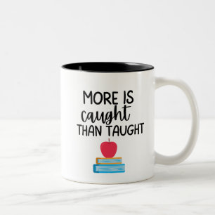 Tasse 2 Couleurs 'Plus est attrapé qu'enseigné' Prof Mentor de Croi