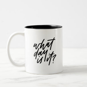 Tasse 2 Couleurs Quel Jour Est-Il Lettré À La Main