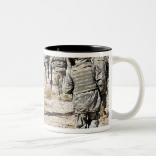 Tasse 2 Couleurs réaction des soldats à une attaque aux armes légèr