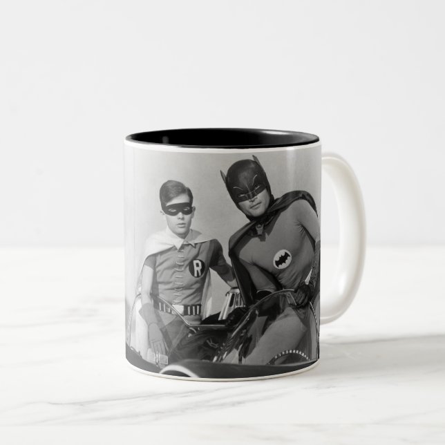 Tasse 2 Couleurs Robin et Batman debout dans Batmobile (Devant droit)