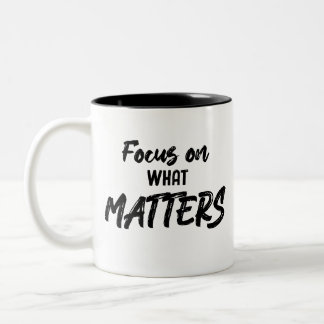 Tasse 2 Couleurs Se concentrer sur ce qui importe la motivation