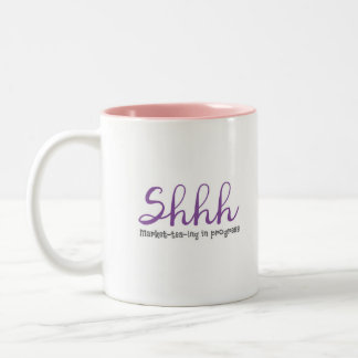 Tasse 2 Couleurs Shhh marché-thé-ing en cours