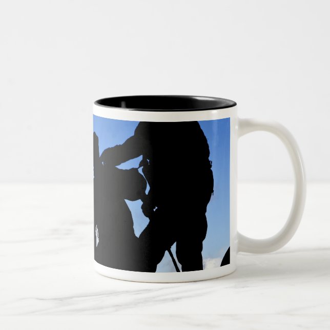 Tasse 2 Couleurs Silhouette des soldats (Droit)