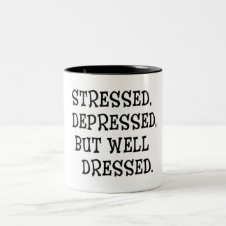 Tasse 2 Couleurs Soumis à une contrainte. Citation déprimée, mais