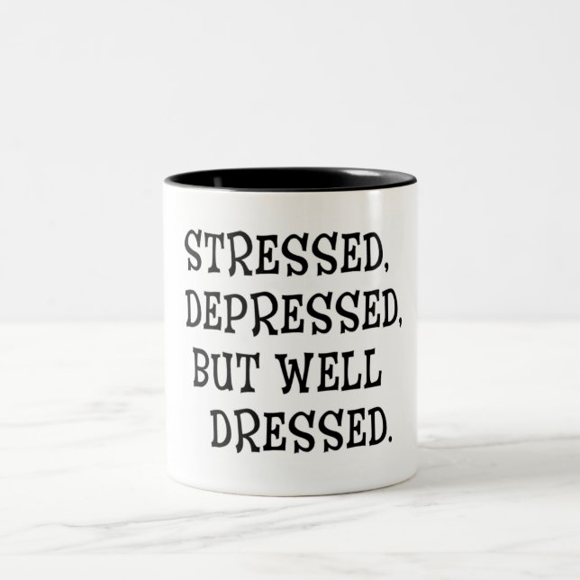 Tasse 2 Couleurs Soumis à une contrainte. Citation déprimée, mais (Centre)