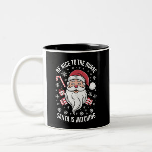 Tasse 2 Couleurs Soyez gentil avec l'infirmière, le Père Noël regar